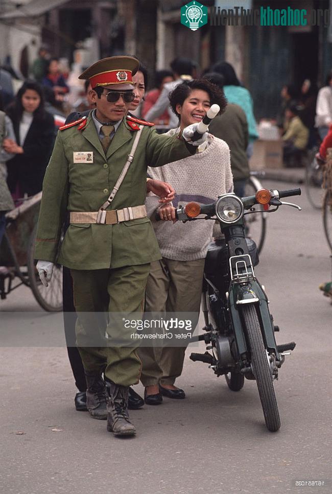 Kiều nữ Hà thành bị cảnh sát tuýt còi cùng chiếc Honda Cub huyền thoại.