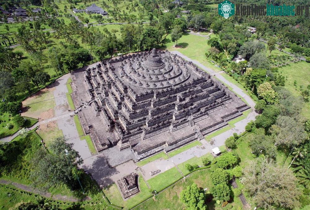 6 tầng dưới của Borobudur có bình đồ hình đa giác với 20 cạnh, trong khi 3 tầng trên có bình đồ hình tròn - là phần tinh túy nhất của công trình.