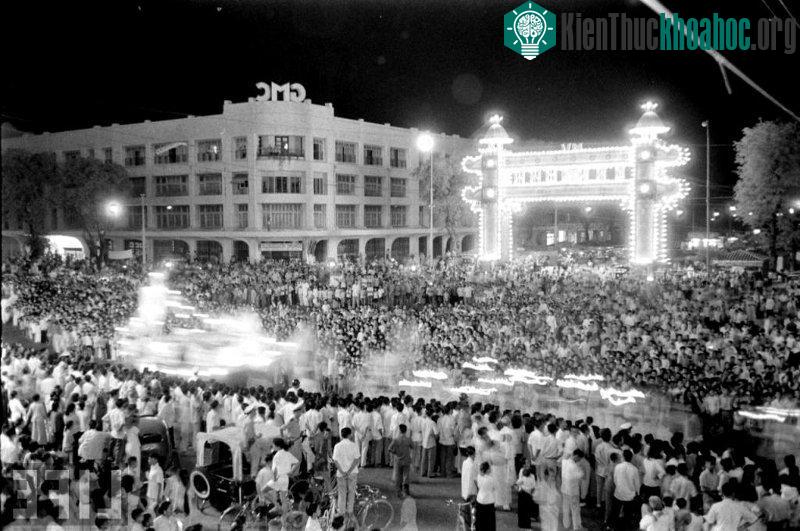 Sau này, để mở rộng công năng của tòa nhà, chủ đầu tư đã quyết định đập bỏ tháp đồng hồ của khu thương xá và xây thêm một tầng nữa.