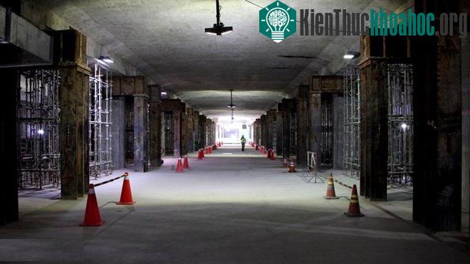...Tầng 3 gồm: khu vực nghỉ ngơi và các phòng thiết bị điện, máy điều hòa, các ống thông gió, trung tâm kiểm soát thảm họa....