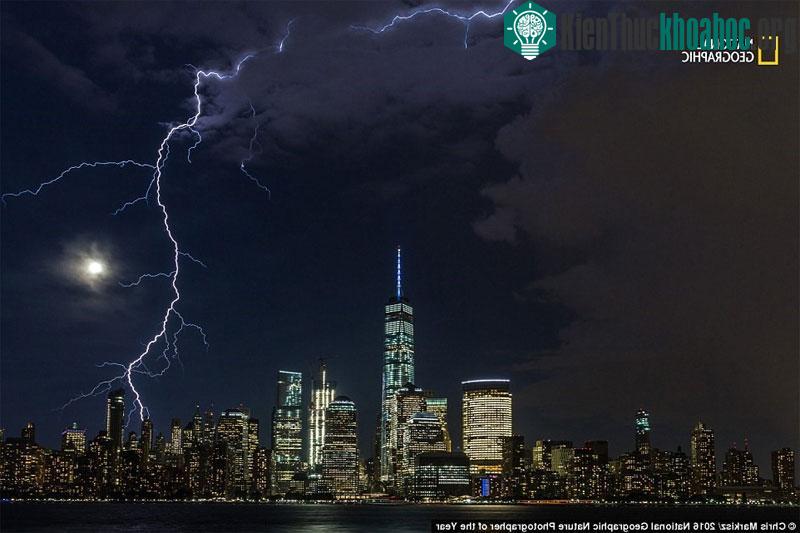 Những tia sét xuất hiện trên bầu trời sáng trăng ở Manhattan (Mỹ) trong cơn bão mùa hè.