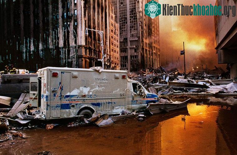 Khung cảnh hệt như ngày tận thế trên đường phố Hạ Manhattan sau khi hai tòa tháp đôi đổ sập.