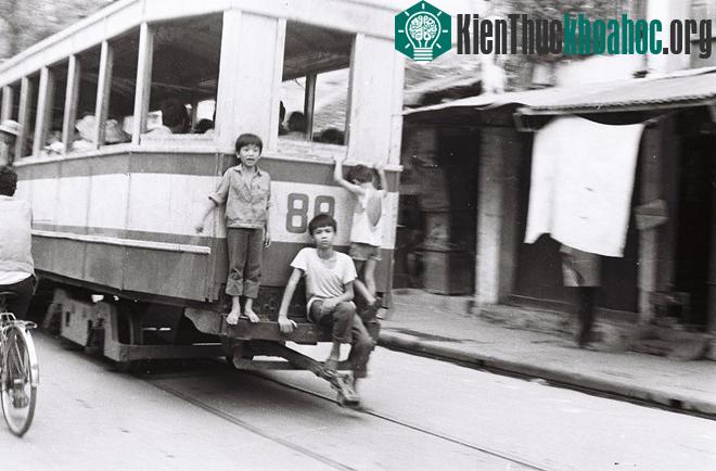 Ảnh một đường tàu điện cắt ngang phố.
