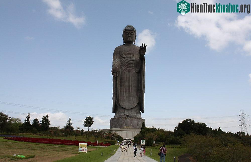 Tượng Phật Ushiku Daibutsu - thành phố Ushiku, Nhật Bản.