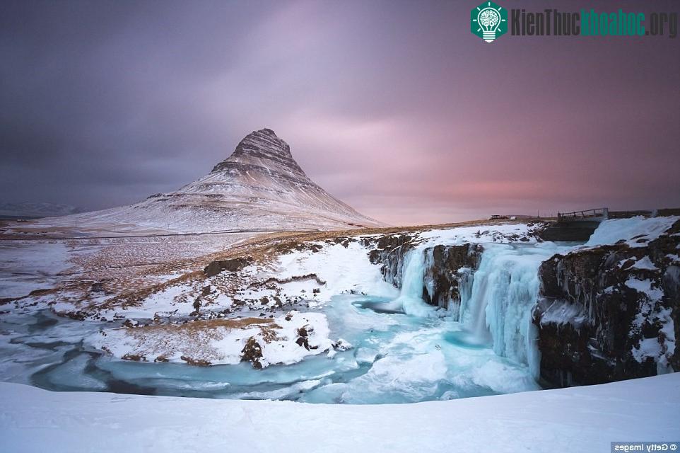 Vị trí của Iceland đem lại hiệu ứng ánh sáng tương tự. Trong ảnh là khung cảnh trên núi Kirkjufell ở bán đảo Snæfellsnes, phía tây Iceland.