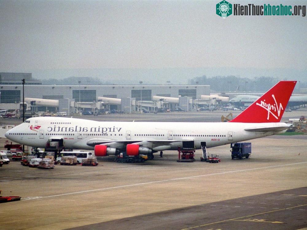 Đến thập niên 1970, hai loại tàu bay mới có thân rộng và ba động cơ của Boeing xuất hiện là Lockheed L-1011 và McDonnell Douglas DC-10.