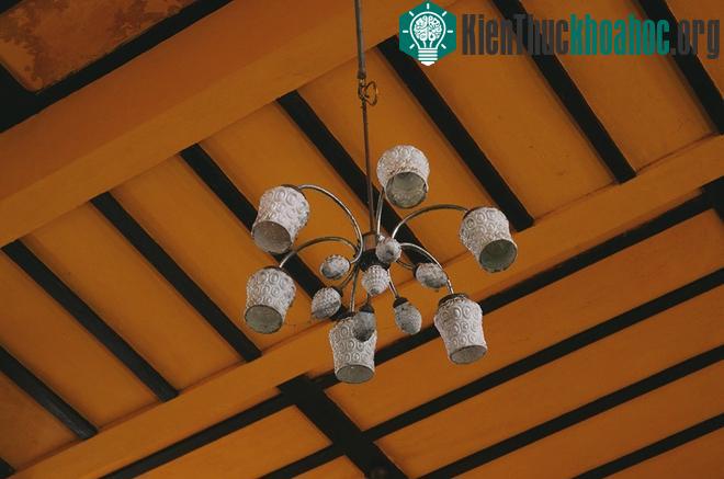 Kể cả chiếc bóng đèn vẫn còn được lưu giữ khiến không gian thêm phần cổ điển. Ngoài ra, những bức tranh được treo bên trong một phần cũng để lại trong lòng du khách nhiều ấn tượng về quá khứ của nh...