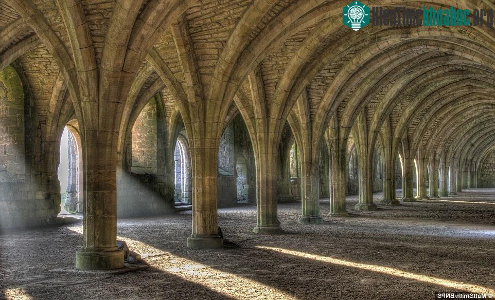 Vẻ đẹp hoành tráng bên trong lâu đài Grade 1 trên núi Abbey ở North Yorkshire. Đây từng là một trong những lâu đài lớn nhất và hiện được bảo tồn tốt nhất ở Anh. Lâu đài được xây dựng từ thế kỷ 12 v...