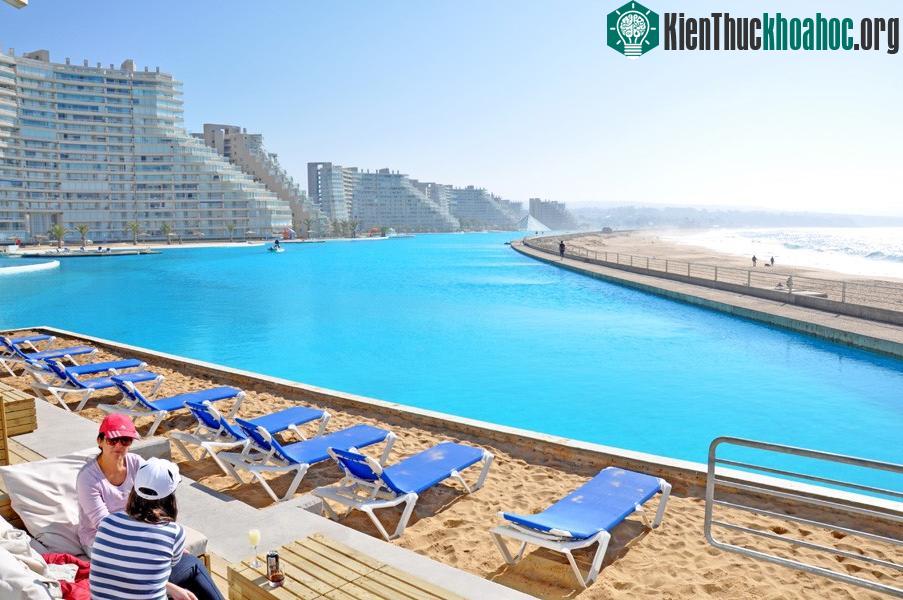 Người thiết kế và quản lý bể bơi ấn tượng này là ông Fernando Fischmann. Tổng chi phí xây dựng Crystal Lagoon lên tới 2 triệu bảng Anh. (Ảnh: Firstchoise).