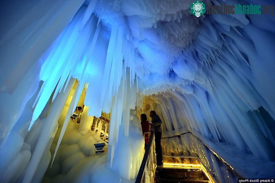 Mỗi khu vực giống như các thánh đường, được nối với nhau bằng một hệ thống cầu thang, lỗ chui và cầu băng.