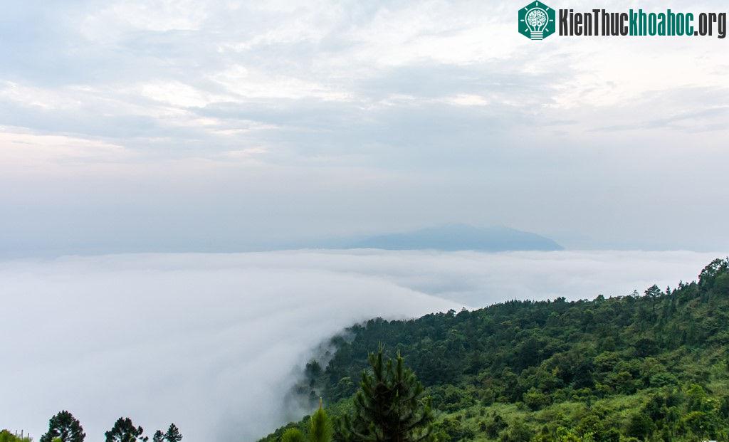 Từ trên cao nhìn xuống, TP Đà Nẵng nhỏ lại, được bao quanh là biển cả mênh mông. Còn nếu xuất phát từ hướng Thừa Thiên - Huế, để đặt chân lên Hải Vân Quan bạn phải trải qua 3 đèo Phước Tượng, Phú G...