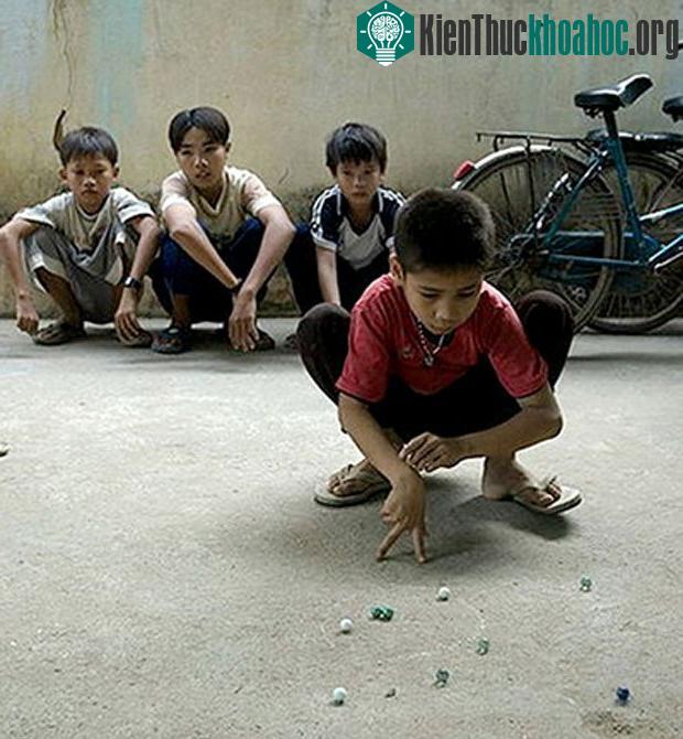 Bắn bi luôn là trò cuốn hút tất cả con trai khi còn thơ bé. Trò chơi giúp vận động, quan sát tốt với chiến lợi phẩm là những viên bi vừa bắn trúng của đối phương.