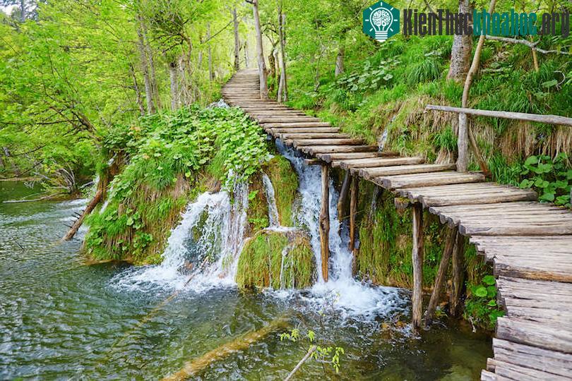 Các hồ thay đổi trong các màu sắc khác nhau từ màu ngọc lam sang màu xanh, màu xanh lá cây và màu xám