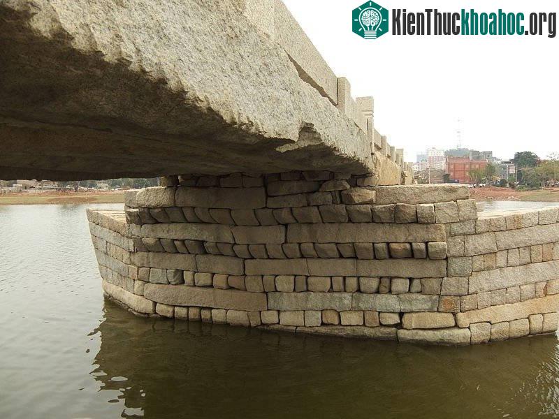 Do vào thời đó không có chất kết dính như xi măng hiện nay, nên các thanh đá hoa cương chủ yếu xếp chồng lên nhau theo một trật tự nhất định. Số nhịp cầu lên đến hơn 300 dù chiều dài của nó chỉ hơn...