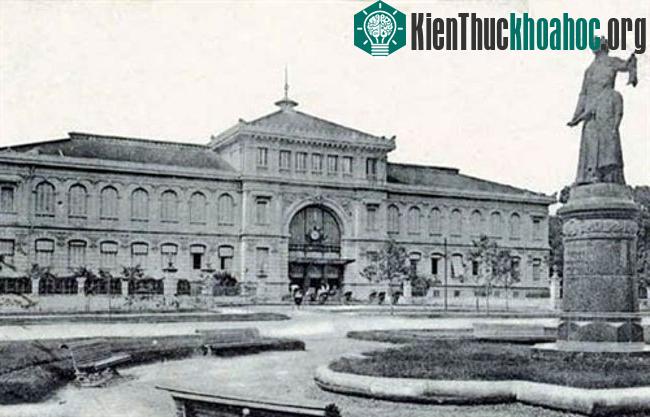 Đây là tòa nhà được người Pháp xây dựng với phong cách đậm chất châu Âu 1886 - 1891 theo đồ án thiết kế của kiến trúc sư Villedieu cùng phụ tá Foulhoux. Đây là công trình kiến trúc mang phong cách ...