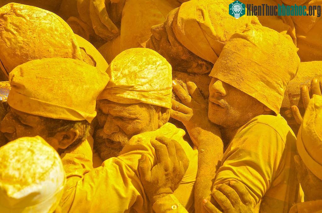 Những tín đồ phủ kín bột nghệ khiêng chiếc ghế của thần SHiva ở đền Khandoba, Jejuri, Ấn Độ, trong một ngày không trăng.