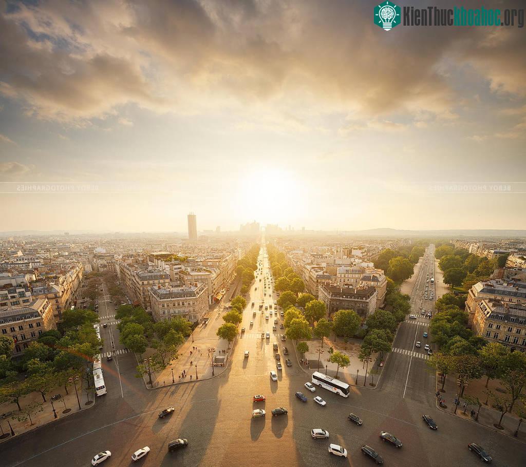 Một Paris bình yên buổi sớm.