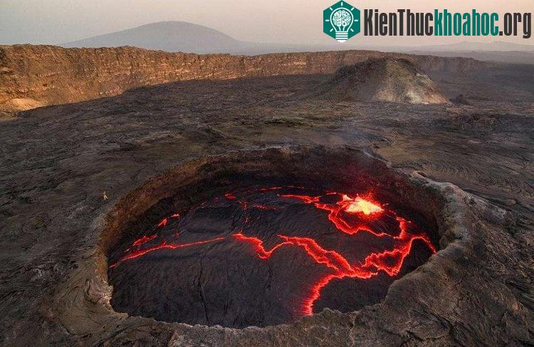 Khe nứt mới mở ra hôm 21/1, dài khoảng 7 km tính từ lòng chảo ở đỉnh núi, phun ra lượng lớn dung nham.