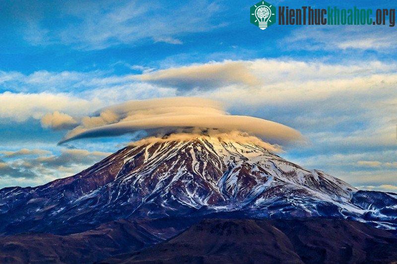 Trong ảnh là đám mây dạng thấu kính trên núi Damavand.