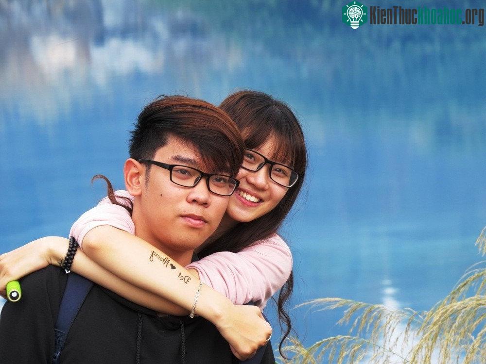 Đôi bạn thể hiện tình cảm trước vẻ đẹp thiên nhiên.