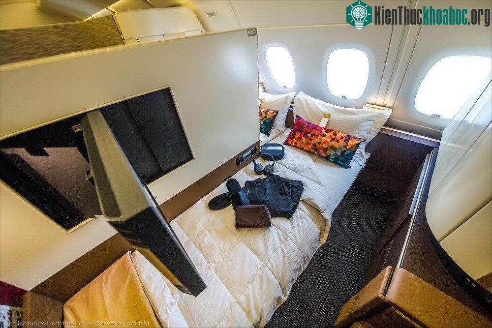 Ở khoang này, vách ngăn giữa các phòng suite có thể trượt gần cửa sổ để hành khách có thể nói chuyện với người phòng bên.