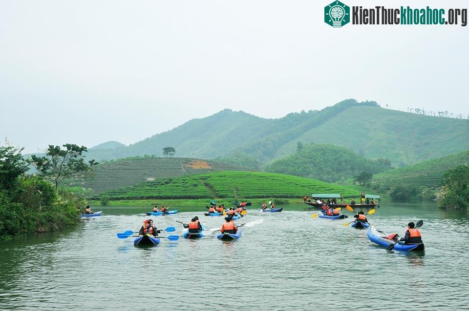 Quãng đường chèo thuyền dài khoảng 5km