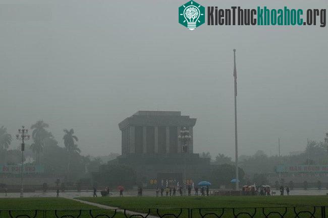 Lăng Bác mờ ảo trong màn sương sớm.