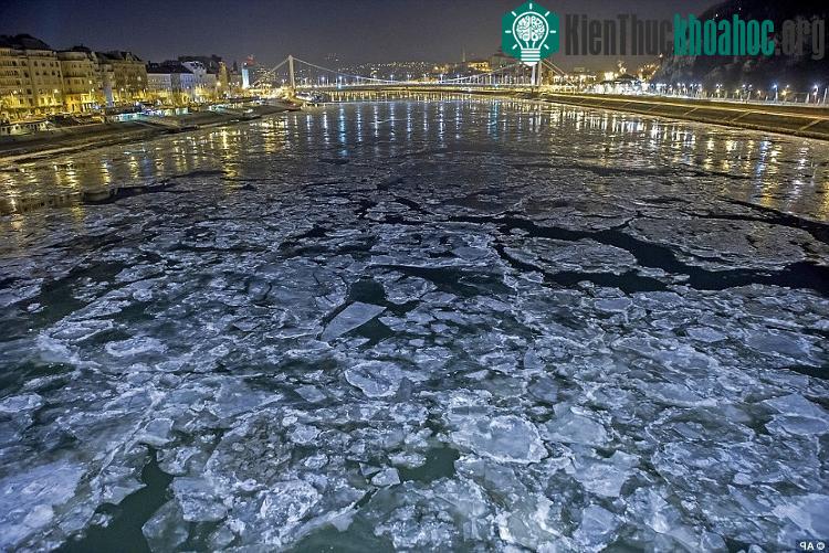 Băng trôi nổi trên mặt sông Danube tại Budapest, Hungary.