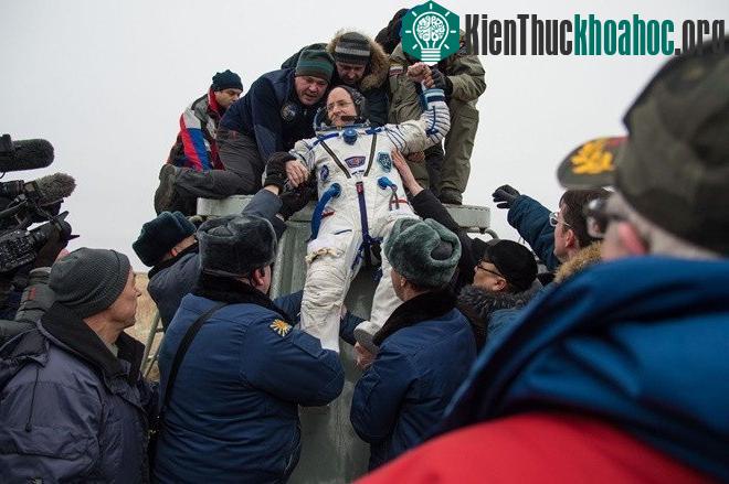 Phi hành gia Scott Kelly của NASA được đỡ ra khỏi tàu vũ trụ Soyuz TMA-18M