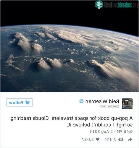 Khi những đám mây vươn lên tận trời xanh.