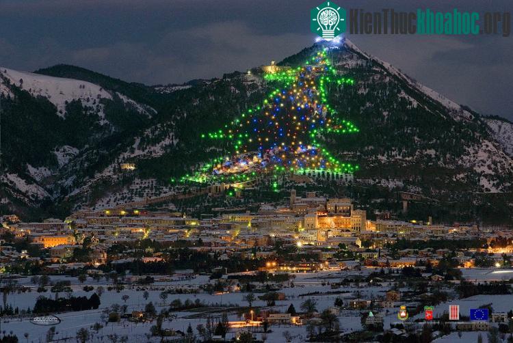Đây là ngọn núi Monte Ingino ở miền trung Italy được thắp sáng bởi hàng ngàn bóng đèn tạo thành hình cây thông cao 600 mét