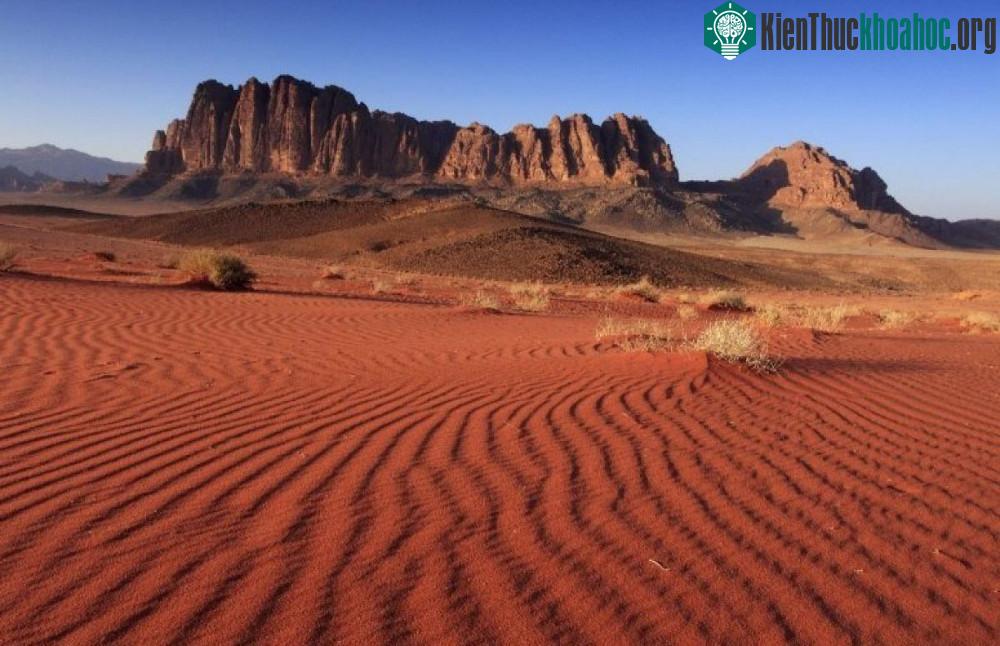 Sa mạc Wadi Rum có thời điểm nhiệt độ lên đến 48,8 độ C. Nhiều du khách đã đùa rằng, nhiệt độ nơi đây thật "bốc lửa".