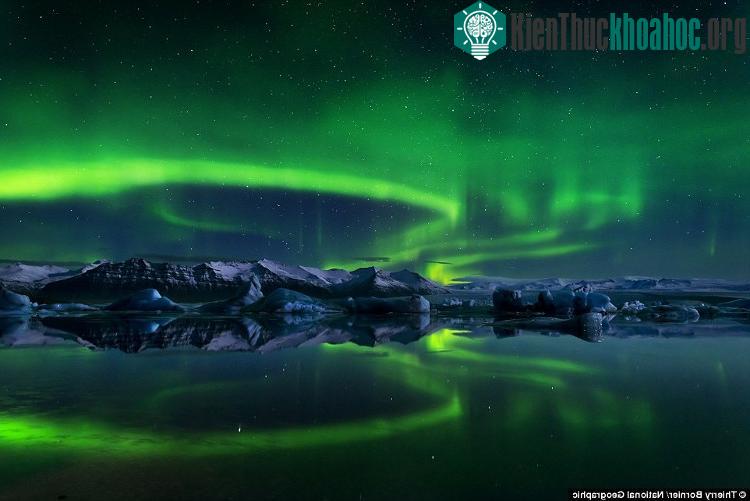 Vùng biển ở Iceland phản chiếu ánh cực quang tuyệt đẹp.