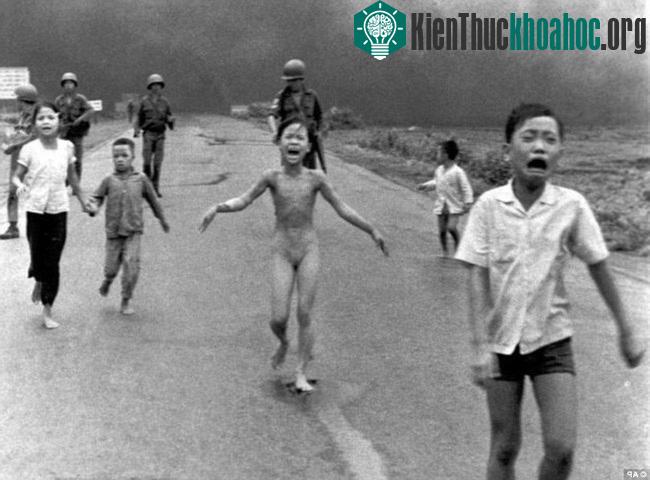 Bức tranh "em bé Napalm" chụp tại Trảng Bảng, Tây Ninh, Việt Nam bởi nhiếp ảnh gia Nick Út.