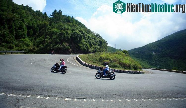 Xe từ Lăng Cô hay Liên Chiểu phải đợi tụ thành một đoàn rồi bắt đầu trèo đèo cùng một lượt.