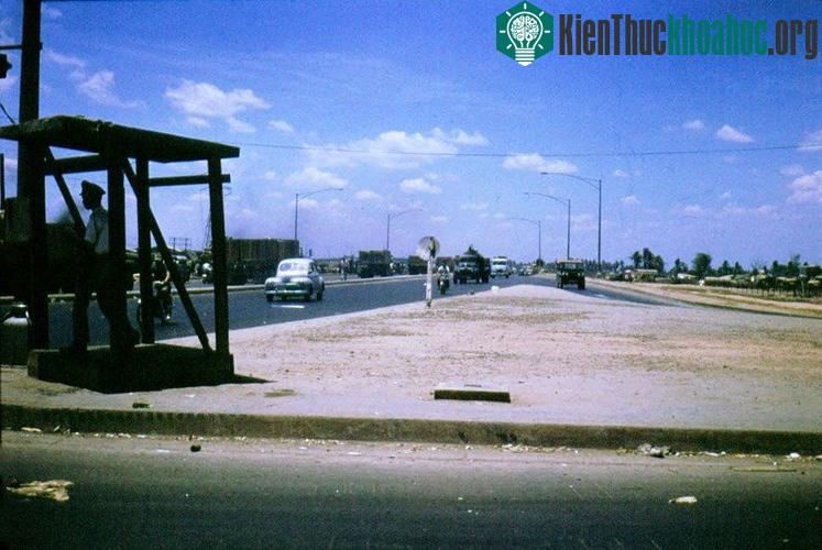 Bốt cảnh sát ở ngã tư Hàng Xanh.