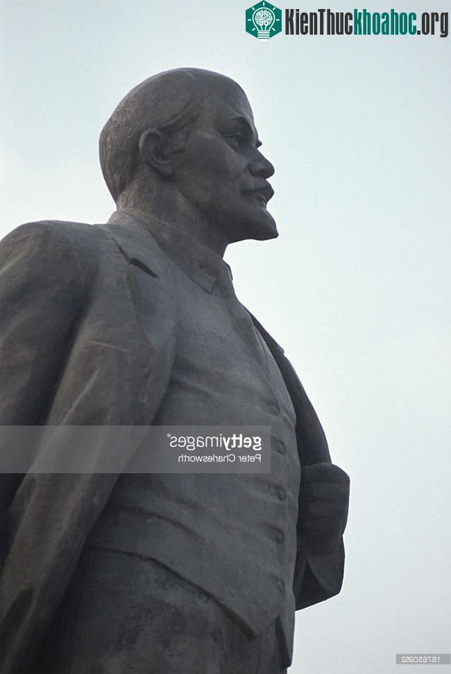 Tượng đài lãnh tụ cách mạng V. I. Lê-nin tại vườn hoa Lê-nin.