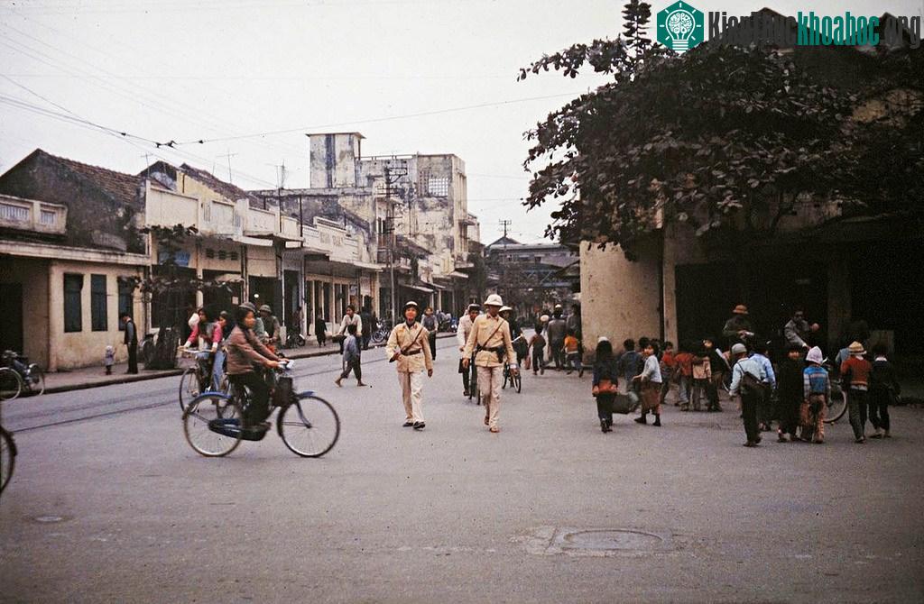 Ngã tư Hàng Giấy - Hàng Đậu, đoạn đối diện bốt Hàng Đậu thưa thớt và thanh bình hơn bây giờ nhiều.