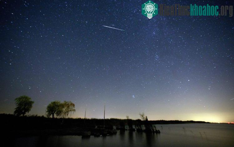 Vệt sao băng này "du lịch" qua Hồ Neusiedler - nằm ở biên giới Áo và Hungary.
