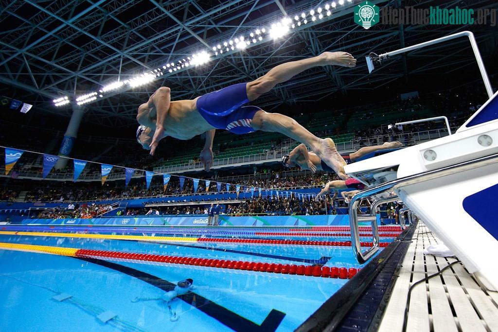 Đôi khi xuất phát chậm hơn đối thủ nhưng bằng pha nước rút thần kỳ, Phelps vẫn biết cách vượt lên để giành chiến thắng.