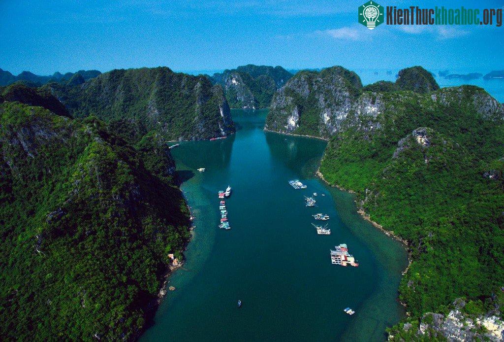 Vịnh Hạ Long (Quảng Ninh) - di sản và là kỳ quan thiên nhiên thế giới.