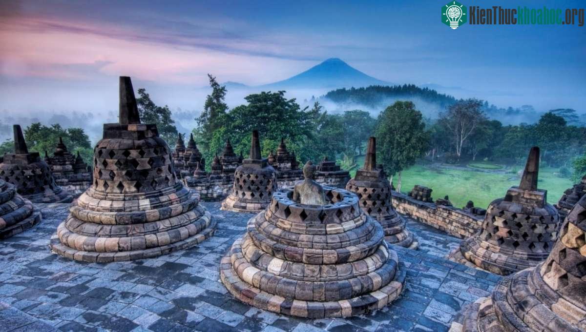 Trên vòng tròn thứ nhất có 36 stupa (phù đồ hay tháp bà), vòng tròn thứ hai có 24 stupa. Các stupa ở 2 tầng này được gọi tên là Parinirwana và đều được đục lỗ trống chung quanh hình thoi.