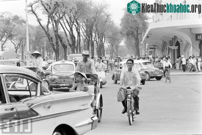 Đường Lê Lợi và Thương xá Tax ở bên trái, năm 1961.
