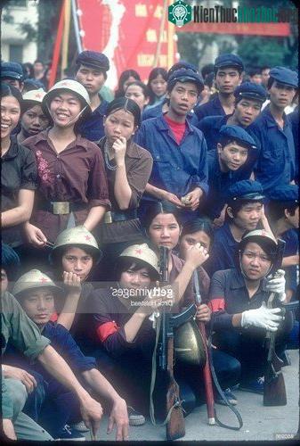 Thanh niên các khối dân quân và công nhân trong buổi diễu hành.