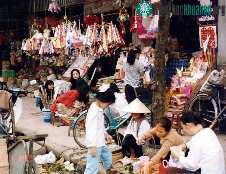 Cuộc sống trên vỉa hè luôn sôi động.