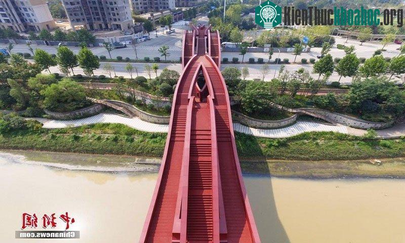 Cây cầu khởi công vào tháng 6 năm 2014 và được CNN bình chọn là một trong 10 kiến trúc hấp dẫn nhất hành tinh.