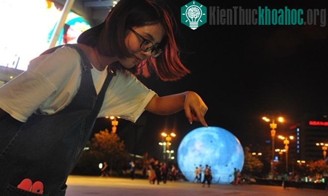 Trung Quốc chế tạo mặt trăng khổng lồ đón Trung thu ảnh 5