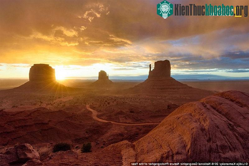 Bình minh ở thung lũng Monument (Utah, Mỹ) trước khi bão tới.