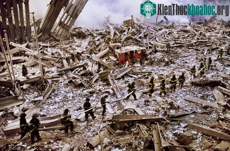 Phóng viên Steve McCurry ghi lại hình ảnh một đoàn lính cứu hỏa tiến vào Vùng đất số 0.