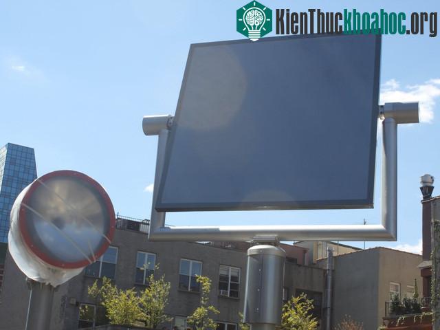 Dự án đã sử dụng những chiếc gương và dựa trên một hệ thống giống kính viễn vọng để hướng tia nắng mặt trời xuống phía dưới.